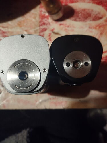 Az képen két különböző színű és kialakítású fém aljzat vagy szerelvény látható egymás mellett. (Feliratozva AI-val)