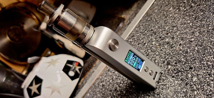 L'image montre une cigarette électronique (vape) de couleur argentée sur un plan de travail de cuisine. (Sous-titrée par IA)