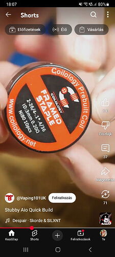 Egy képernyőkép egy Vaping101UK által feltöltött YouTube Shorts videóról, amelyben egy Coilology Fram Staple előretekert tekercs tartója látható, amelyet valaki két kézzel tart. (Feliratozva AI-val)