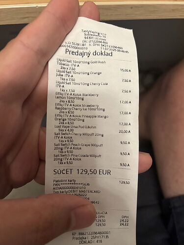 Un bloc tenu dans une main, attestant de l'achat de divers liquides et autres produits, pour un total de 129,50 euros. (Légendé par IA)