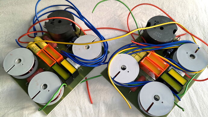 Two circuit boards are visible, on which motors, capacitors, and colored wires are mounted. (Subtitled by AI)