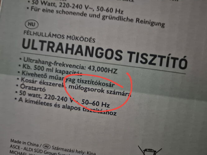 Az képen egy ultrahangos tisztító dobozának magyar nyelvű leírása látható, amelyen ki van emelve az ultrahang-frekvencia, kapacitás és a működési feszültség. (Feliratozva AI-val)