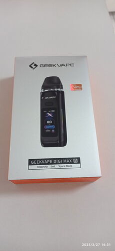 L'image montre une box de vape GeekVape DIGI MAX R, dotée d'une batterie de 3000mAh et d'une capacité de 5ml, de couleur noire. (Légendé par IA)