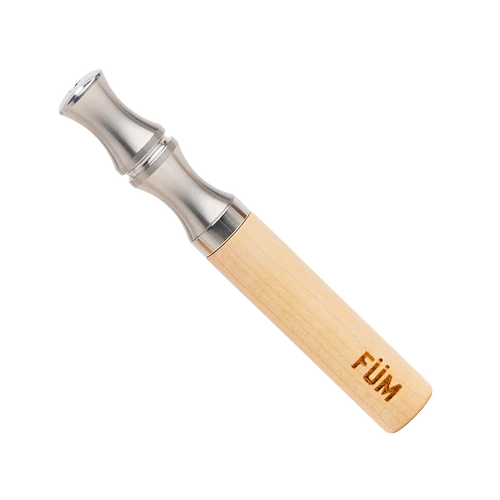 A képen egy fából készült nyéllel és fémből készült szájrésszel rendelkező dohányzási eszköz látható, amelyen a "FÜM" felirat olvasható. (Feliratozva AI-val)