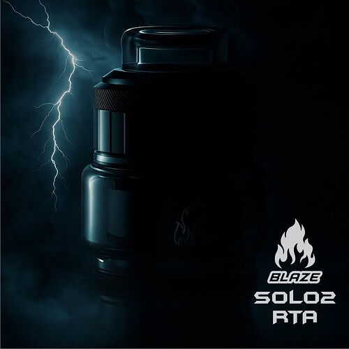 A kép egy sötét háttér előtt álló, fényes fémházú, hengeres eszközt ábrázol, mellette villámlással és a "Blaze SOLO2 RTA" felirattal. (Feliratozva AI-val)