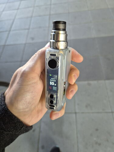 Egy kéz egy hordozható e-cigarettát (vape) tart, amelynek kijelzőjén különböző beállítások láthatók. (Feliratozva AI-val)