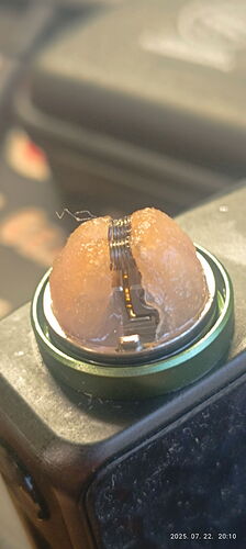 A coil of an e-cigarette atomizer and the cotton around it are visible up close. (Labeled by AI)