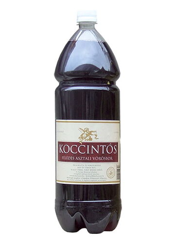 Sur l'image, on voit un vin rouge mi-doux Koccintós dans une bouteille en plastique de 1,5 litre. (Sous-titré par IA)