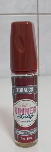 L'image montre un flacon d'e-liquide premium de 50 ml, 0 mg, saveur tabac "Dinner Lady". (Légendé par IA)
