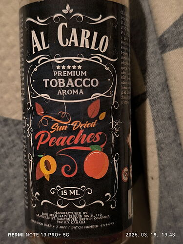 The picture shows a 15 ml package of Al Carlo brand sun-ripened peach flavored premium tobacco aroma. (Subtitled with AI)