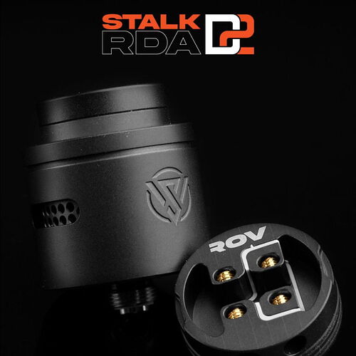 A woman in motorcycle gear is slalomming in a parking lot while another person watches her, with cars behind them. (Subtitled by AI)