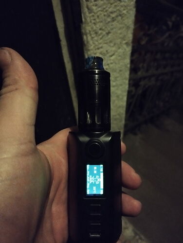 A képen egy villanycigaretta látható, amelyet egy kéz tart, és a kijelzőjén különböző információk láthatók. (Feliratozva AI-val)