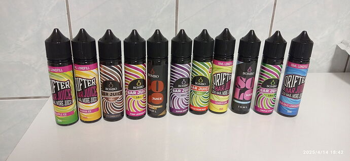 Az képen különböző ízesítésű e-liquid flakonok sorakoznak egy világos felületen. (Feliratozva AI-val)