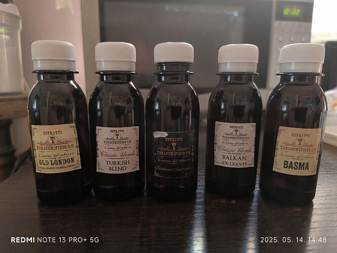 Az asztalon öt különböző kiállítási hajfesték palack áll sorban egymás mellett. (Feliratozva AI-val)