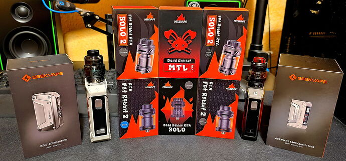 Divers appareils et accessoires GeekVape disposés sur une table. (Sous-titré par IA)