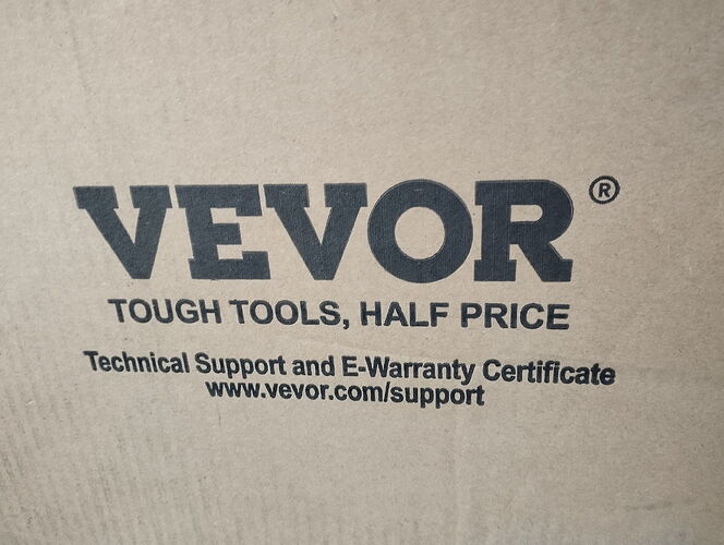 L'image montre le logo de la marque VEVOR et son slogan, ainsi qu'une adresse de site web faisant référence au support technique et aux certificats de garantie électronique sur une boîte en carton. (Légendé par IA)