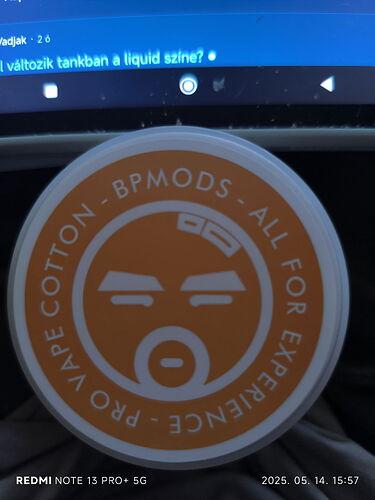 Une boîte de BP Mods Vape Cotton est visible, avec un visage stylisé et l'inscription "PRO VAPE COTTON - BPMODS - ALL FOR EXPERIENCE". (Légendé par IA)