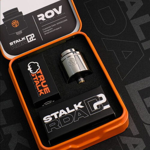 A woman stands near the beach, wearing a backpack and sunglasses, walking on the shore in sunny weather. (Subtitled by AI)