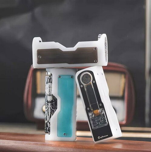 Une image blanche de mods de vape de forme unique avec différents détails et décorations. (Légendé par l'IA)