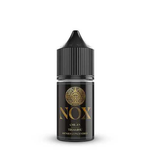 Une bouteille noire avec un logo doré "NOX" et l'inscription "CHILAN TIRAMISU AROMES CONCENTRES", un concentré d'huile essentielle ou de e-liquide, est visible. (Sous-titré par IA)
