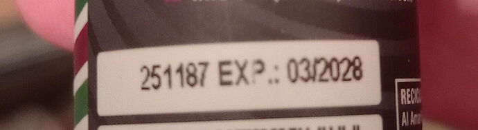 L'image montre l'étiquette d'un produit avec un code-barres et une date d'expiration (EXP : 03/2028). (Sous-titré par IA)