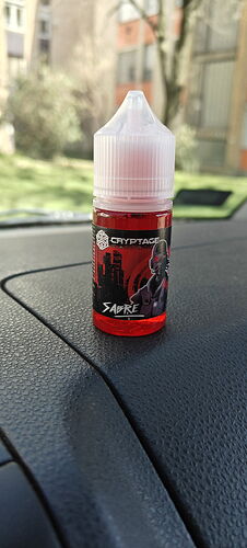 A red e-liquid bottle with the names "CRYPTAGE" and "SABRE" is pictured. (Subtitled by AI)