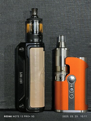 Az képen két különböző vape eszköz látható, egy fekete és egy narancssárga színű, mindkettő folyadéktartály és gombokkal rendelkezik. (Feliratozva AI-val)