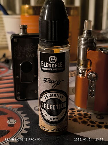 La cigarette électronique et la bouteille de liquide appliquées sont visibles sur la photo, contenant l'arôme Blendfeel Paya. (Sous-titré par IA)