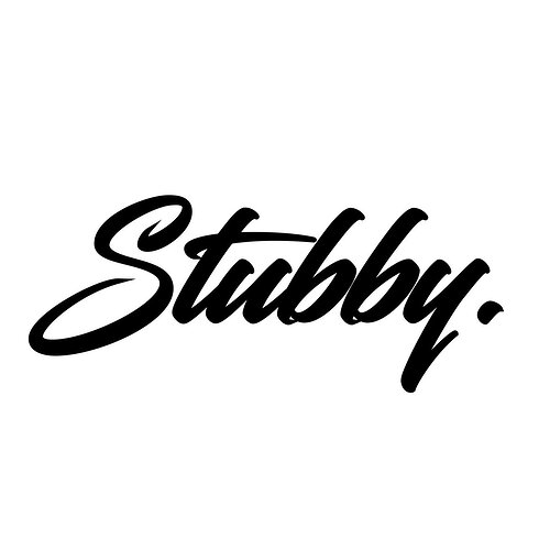 Le texte Stubby est affiché dans un style calligraphique orné. (Légende générée par IA)