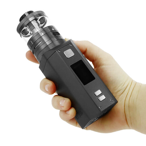 Une image d'un appareil de vapotage noir tenu dans une main devant un fond blanc. (Légendé par l'IA)