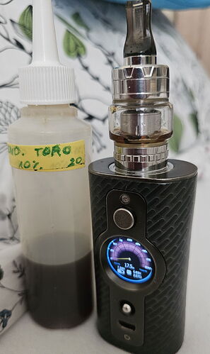 Sur la photo, un appareil de vape est visible, à côté d'une bouteille de liquide contenant de la nicotine. (Légendé par IA)