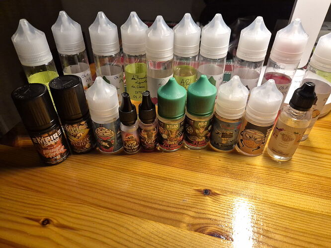 Az image különböző ízű vape folyadékok sokaságát mutatja be, amelyek üvegekben vannak elhelyezve egy faasztalon. (Feliratozva AI-val)
