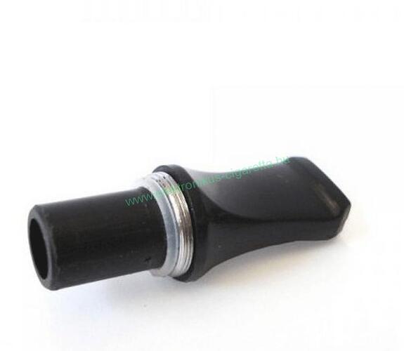 Az image egy fekete szívótömlőt ábrázol, amely fémgyűrűvel van ellátva. (Feliratozva AI-val)