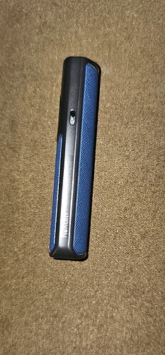 An oval-shaped blue and black device with a button is visible in the image. (Subtitled by AI)