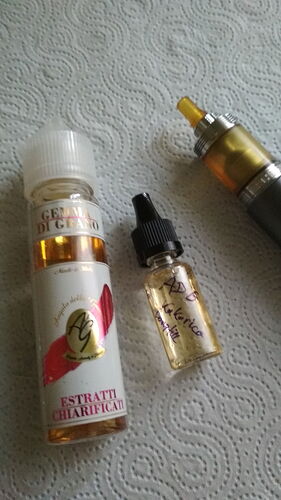 Une cigarette électronique et deux bouteilles de e-liquide reposent sur une surface blanche texturée. (Feliratozva AI-val)