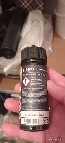 A hand holds a 24ml bottle named Bombo Aroma Concentrado, containing concentrated aromatic liquid. (Subtitled by AI)