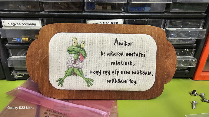 <Image> Egy konyhapulton egy nagy fehér tálban többféle sárgarépa van, közöttük narancssárga és sötétlila színűek. (Feliratozva AI-val)