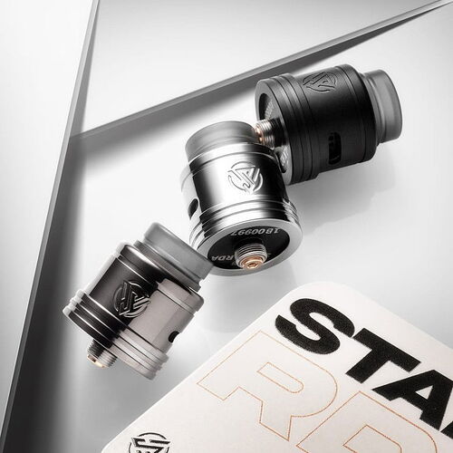 A man rides a bicycle on a street, wearing sunglasses and blue clothes. (Subtitled by AI)