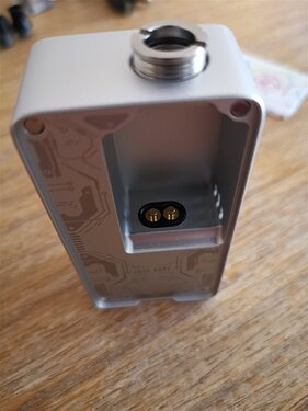 Lost Vape Centaurus B60 AIO - Inside we can see the positive and negative spring-loaded contacts