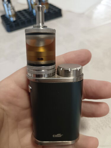 Sur la photo, une cigarette électronique (vape) noire tenue dans une main est visible. (Légendée par IA)