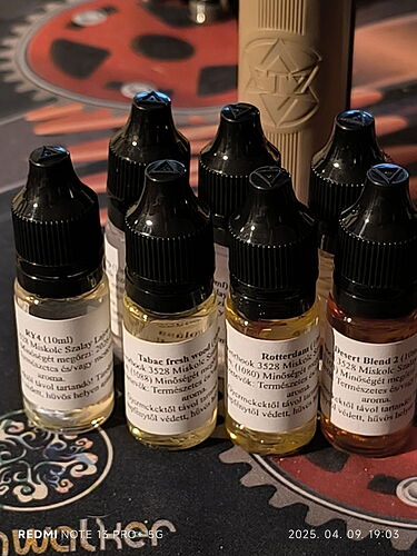 Az képen különböző ízesítésű folyékony nikotintartalmú termékek láthatók, amelyek vape használatra szolgálnak. (Feliratozva AI-val)