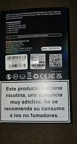 The image shows the back of a product, including package contents, a nicotine warning, and manufacturer/distributor details. (Subtitled by AI)