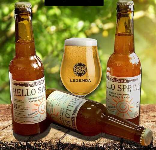 A képen négy üveg sör látható, amelyeken a "Hello Spring" felirat szerepel, mellettük pedig egy sörös pohárban szervírozott itallal, mindez zöld háttér előtt. (Feliratozva AI-val)