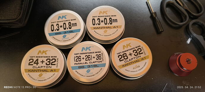 In the picture, five coils of different thicknesses and types of Kanthal A1 resistance wire are visible. (Subtitled with AI)