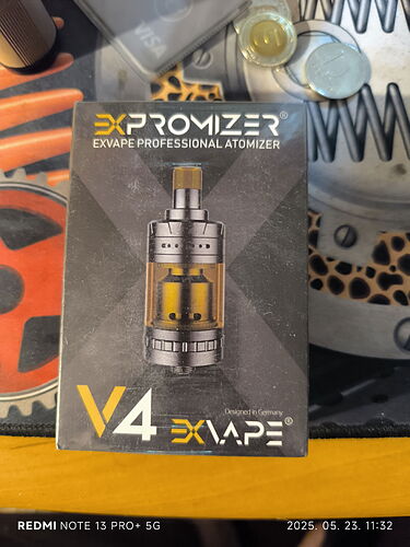L'image montre la boîte d'un atomiseur professionnel EXPROIZER V4 EXVAPE. (Légendé par IA)