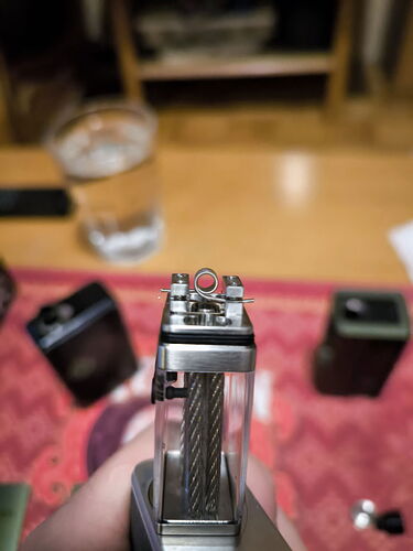 Az image egy öngyújtó tetejéről készült felvételt mutat, amelyen a lángszabályzónak a belsejét láthatjuk. (Feliratozva AI-val)