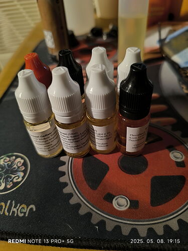 Il y a une petite bouteille compte-gouttes en plastique avec des bouchons de cinq couleurs différentes sur la table. (Légendé par IA)