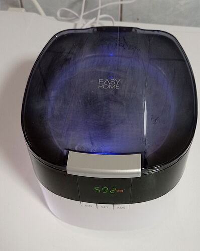 Az Easy Home márkájú konyhai készülék egy digitális kijelzővel és több gombbal van ellátva, amely valószínűleg egy főző- vagy melegítő eszköz. (Feliratozva AI-val)