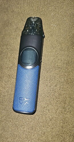 A blue and black vaporizer is visible in the image, featuring a smooth, shiny surface. (Subtitled by AI)