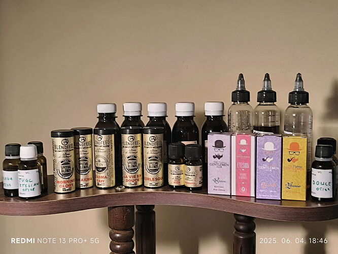 Sur la table sont disposés divers flacons, bouteilles et boîtes de différentes tailles et types, contenant probablement des produits cosmétiques ou médicaux. (Légendé par IA)